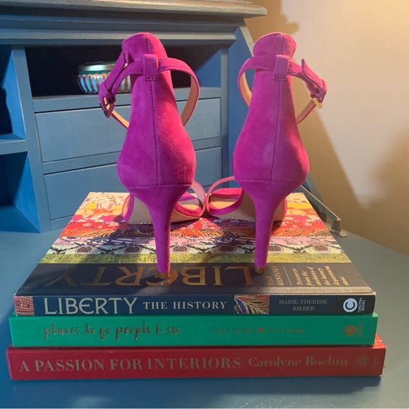 VINCE CAMUTO SUEDE SANDALS - Picture 3 of 4